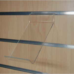 Porte-produit incliné en plexi – Pour fond rainuré – Larg. 100 mm (L 150 ou 200 mm)